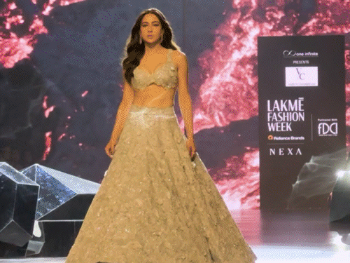 Lakme Trend Week 2024: Sara Ali Khan,Fatima sana sheikh | लैक्मे फैशन वीक DAY-4: फातिमा सना शेख बैकलेस लहंगे में दिखीं; रकुल, सारा और श्रुति हसन भी शोस्टॉपर बनीं