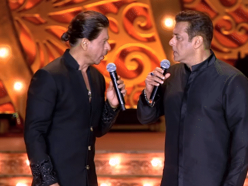 Shah Rukh Khan Salman Khan Struggle Viral Video; Aamir Khan | Anant Ambani Pre Marriage ceremony | अंबानी की पार्टी में आमिर ने रुकवाया शाहरुख-सलमान का झगड़ा: गाने को लेकर हुई बहस, परफॉर्मेंस से पहले तीनों एक्टर्स ने किया फनी एक्ट