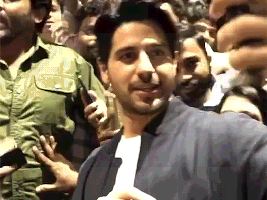 Siddharth Malhotra gave a shock to the followers | सिद्धार्थ मल्होत्रा ने फैंस को दिया सरप्राइज: योद्धा देखने गए फैंस से थिएटर में मिलने पहुंचे एक्टर, सेल्फी लेने के लिए चाहनेवालों की लगी भीड़