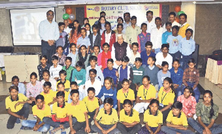 Dr. Rathi celebrated his birthday with the slum children. | डॉ. राठी ने ...