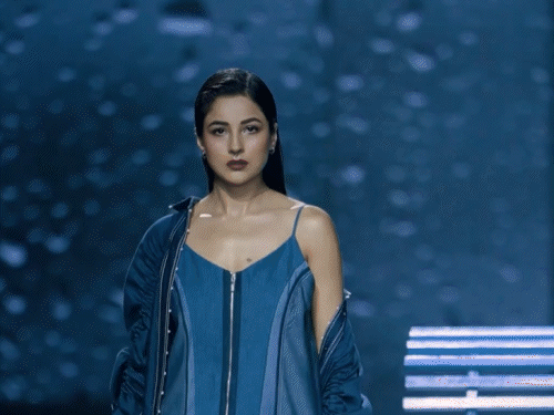 Ananya Pandey walks in western outfit, Janhvi Kapoor walks on the ramp with Aditya Roy Kapoor | लैक्मे फैशन वीक DAY-5: अनन्या पांडे ने वेस्टर्न आउटफिट में किया वॉक,आदित्य रॉय कपूर के साथ रैंप पर उतरीं जान्हवी कपूर
