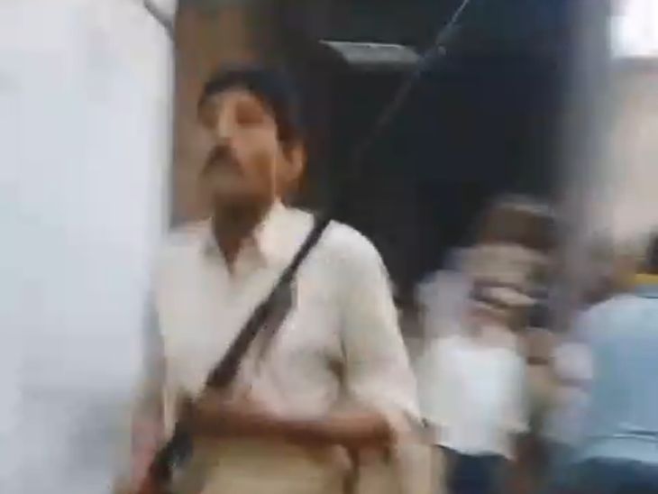 Stone pelting and firing between two sides in Hathras, VIDEO | हाथरस में दो पक्षों में पथराव और फायरिंग, VIDEO: छत पर चढ़कर एक-दूसरे पर फेंके पत्थर, लाठी-डंडे लेकर महिलाएं भी हुईं शामिल - Hathras News | Dainik Bhaskar