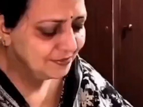 Elvish yadav mom cried after seeing her son’s situation | बेटे की हालत देख रो पड़ी एल्विश की मां: वायरल वीडियो देख सपोर्ट में आए टीवी सेलेब्स, बोले- आप जल्द अपने बेटे से मिलेंगी
