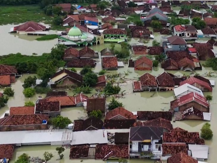 Flood devastation in Indonesia | इंडोनेशिया में बाढ़ से 2.5 लाख लोग प्रभावित: 11 जिलों के 88 गांव डूबे; 23 हजार से ज्यादा लोगों ने शेल्टर होम में शरण ली