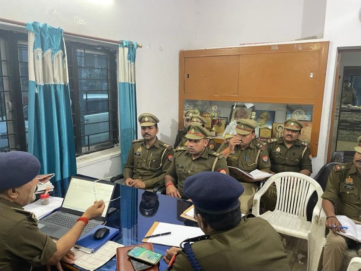 DCP East held a meeting with police officers in Maharajpur.