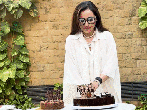 Rani Mukherjee celebrated her birthday | रानी मुखर्जी ने मनाया अपना जन्मदिन: मुंबई एयरपोर्ट पर शाहरुख खान नजर आए; नाना पाटेकर, रवीना टंडन और मनोज बाजपेयी भी स्पॉट हुए