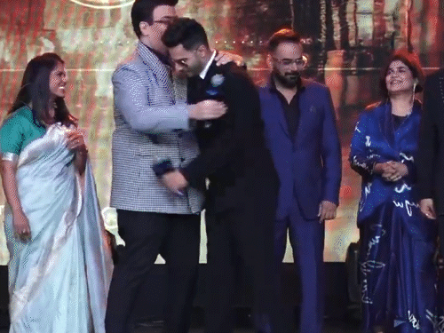 Varun Dhawan Karan Johar Viral Video; Samantha Ruth Prabhu | Amazon Prime | वरुण धवन ने स्टेज पर करण जौहर के पैर छुए: सामंथा ने की कोशिश तो पीछे हट गए फिल्ममेकर, बोले- मैं यहां बुजुर्ग नहीं बनना चाहता