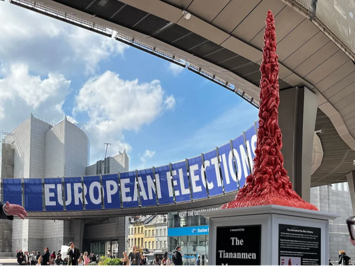 China Vs Brussels | Pillar of Shame Model Installed Outside European Parliament | चीनी सेना ने प्रदर्शनकारियों पर चढ़ाए थे टैंक: अब यूरोपीय संसद के बाहर लगा नरसंहार का मेमोरियल; 10 हजार लोगों ने जान गंवाई थी