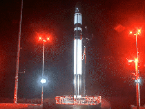 America launches three satellites for spying | अमेरिका ने जासूसी के लिए तीन सैटेलाइट लॉन्च किए: रॉकेट लैब के इलेक्ट्रॉन रॉकेट से हुई लॉन्चिंग, इससे अमेरिकी इंटेलिजेंस को मिलेंगी खूफिया जानकारियां