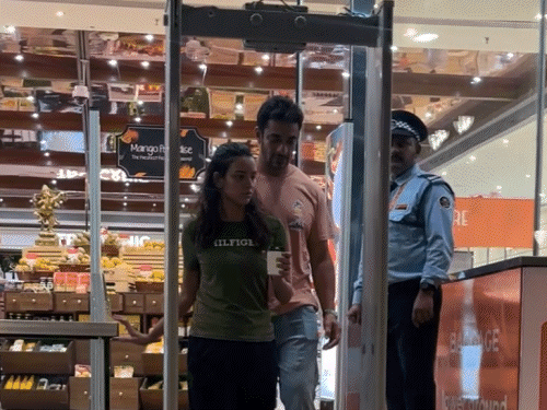 Trupti Dimri seen with rumored boyfriend | तृप्ति डिमरी रूमर्ड बॉयफ्रेंड के साथ दिखीं: अरबाज-शूरा हाथों में हाथ डाले स्पॉट हुए; रकुल-जैकी, गौरी खान के रेस्टोरेंट जाते नजर आए