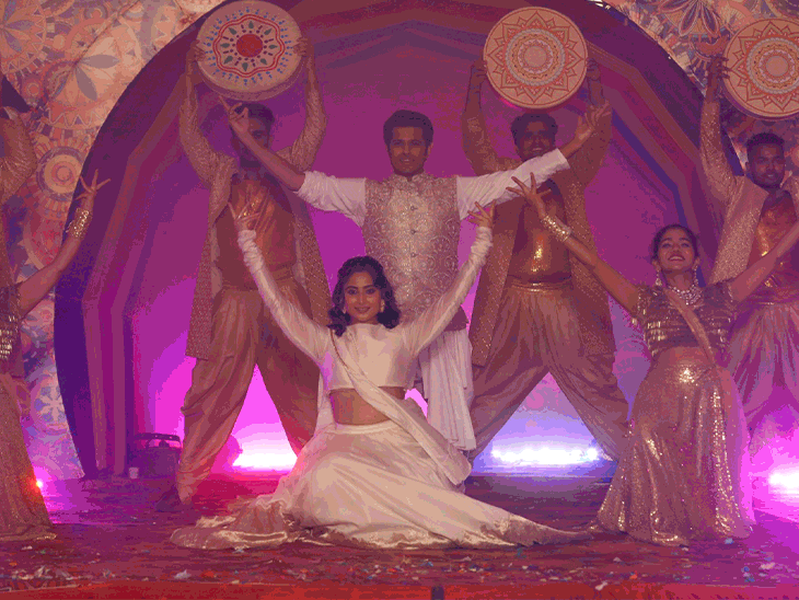 Madhuri celebrated Holi on the units of ‘Dance Deewane’ | ‘डांस दीवाने’ के सेट पर माधुरी ने मनाई होली: सुनील शेट्टी खेलेंगे फूलों की होली, मुनव्वर फारुकी ने की होली इवेंट की मेजबानी