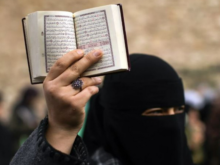 Pak woman gets life imprisonment for burning pages of Quran | कुरान के पन्ने जलाने वाली पाकिस्तानी महिला को उम्रकैद: ईशनिंदा का आरोप था; 14 दिन पहले छात्र को मौत की सजा सुनाई गई थी
