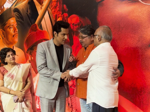 Randeep Hooda seen on the screening of ‘Swatantrya Veer Savarkar’ | ‘ स्वातंत्र्य वीर सावरकर’ की स्क्रीनिंग में दिखे रणदीप हुड्डा: फैंस को सरप्राइज देने पहुंचे कुणाल खेमू, जैकी भगनानी और अर्जुन एयरपोर्ट पर स्पॉट हुए
