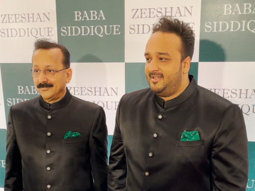Baba Siddique Iftar Get together Pictures Replace; Salman Khan Shah Rukh Khan | Bollywood Information | बाबा सिद्दीकी की इफ्तार पार्टी: बेटे जीशान के साथ मीडिया को दिया पोज, पति के साथ एक्ट्रेस सना खान पहुंचीं