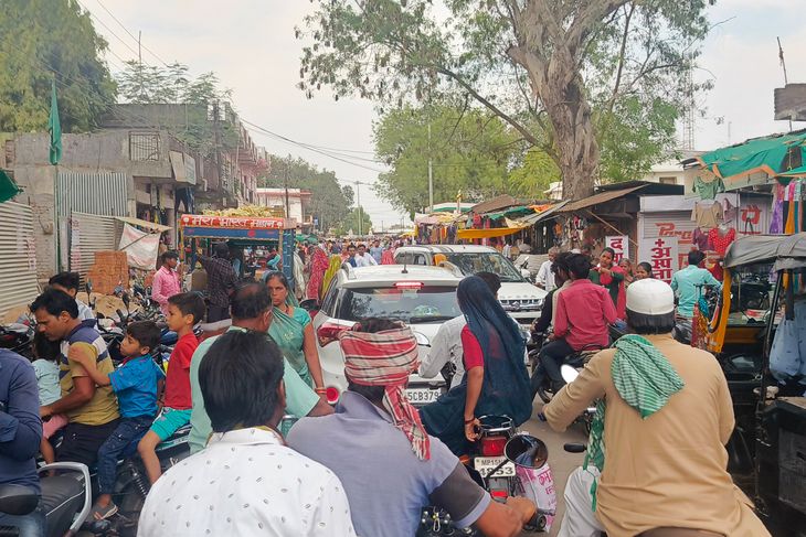 Holi activity in Haat Bazaar, people bought colors and gulal | हाट ...