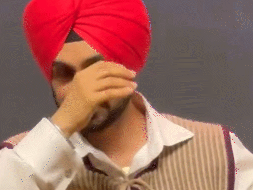 Diljit Dosanjh began crying on stage | स्टेज पर रोने लगे दिलजीत दोसांझ: परिणीति चोपड़ा ने एक्टर को चुप कराया, ट्रेलर लॉन्च इवेंट का वीडियो हुआ वायरल