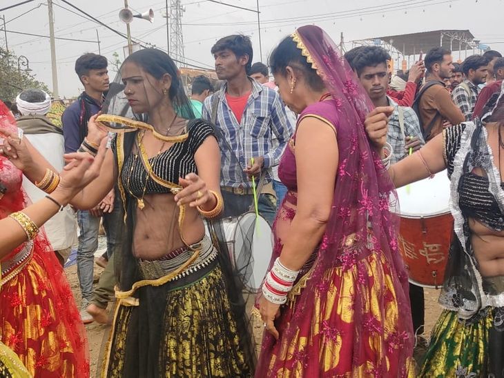 Electric light changed the form of Rai dance | राई नृत्य का बिजली की ...