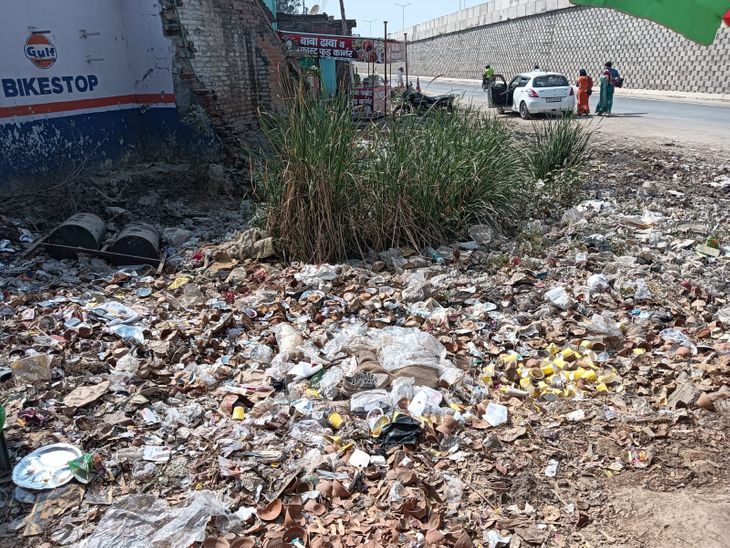 Garbage piled up in the vegetable market of Rajatalab
