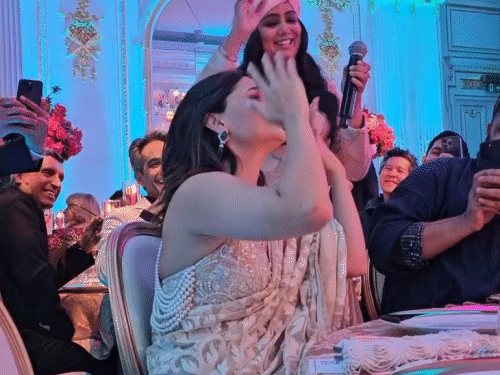 Alia Bhatt sang Udta Punjab music Ikk Kudi with Singer Harshdeep Kaur on the charity occasion Hope Gala in London | चैरिटी इवेंट होप गाला में आलिया ने गाया गाना: सिंगर हर्षदीप कौर के साथ की जुगलबंदी, 30 साल पुरानी साड़ी पहने नजर आईं