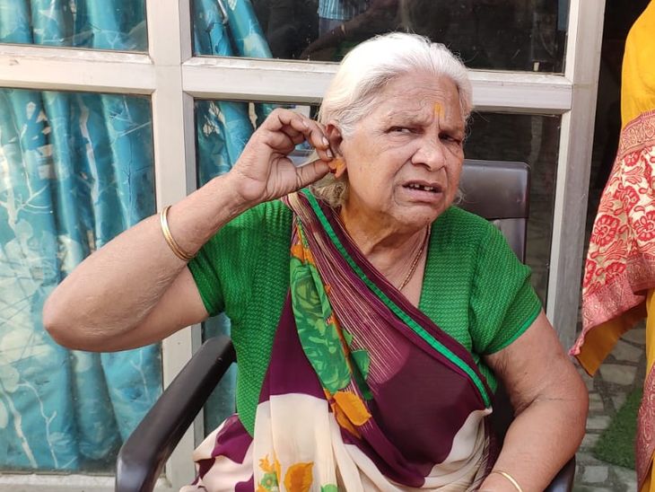 The earring snatched from the ear of an elderly woman | बुजुर्ग महिला के  कान से छीना कुंडल: हाथरस में शहर के बीचोबीच घटना, महिला का कान फटा,  सीसीटीवी में कैद हुआ आरोपी - Hathras News | Dainik Bhaskar