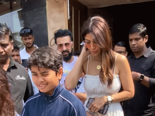 Shilpa Shetty seen with household at ‘Bastian’ restaurant, Kartik Aryan confirmed candy gesture for fan | सेलेब्स स्पॉटेड: परिवार के साथ ‘बास्टियन’ रेस्टोरेंट में दिखीं शिल्पा शेट्टी, कार्तिक आर्यन ने फैन के लिए स्वीट जेस्चर दिखाया