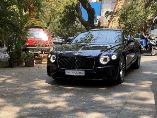 Ranbir Kapoor New Automotive Value Particulars; (Bentley Continental GT V8) | रणबीर ने खुद को गिफ्ट की 6 करोड़ की कार: खुद ड्राइव करते दिखे बेंटले कॉन्टिनेंटल GT-V8, गाड़ी रोककर बुजुर्ग की मदद की