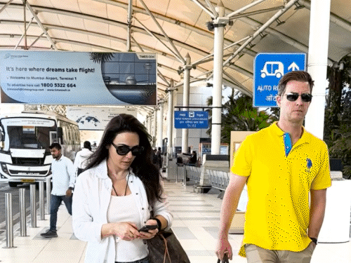 Mumbai Airport Superstar Images; Preity Zinta Husband | Jacqueline Fernandes | सेलेब्स स्पॉटेड: एयरपोर्ट पर पति के साथ दिखीं प्रीति जिंटा, लंबे समय बाद मीडिया के सामने आईं जैकलीन फर्नांडिस