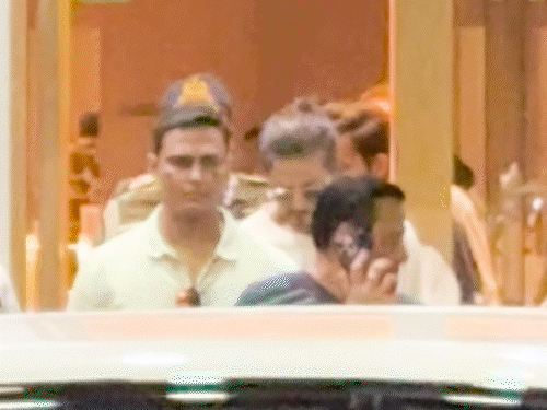 Celebs arrived on the screening of ‘Dukaan’ | ‘दुकान’ की स्क्रीनिंग में पहुंचे सेलेब्स: वेस्ट और कैप लुक में दिखे रणबीर, शाहरुख और संजय दत्त एयरपोर्ट पर स्पॉट हुए