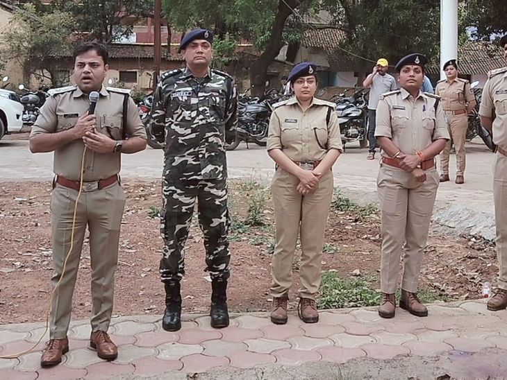 Police and SSB did flag march | पुलिस और एसएसबी ने किया फ्लैग मार्च ...