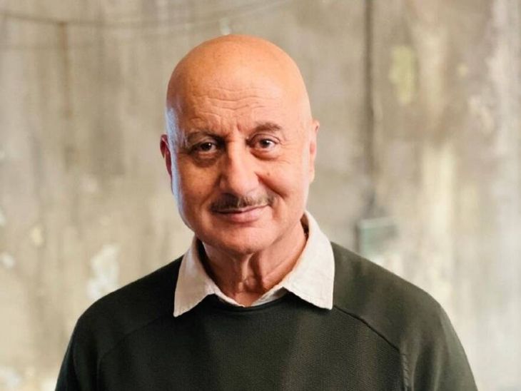Anupam Kher shared an anecdote associated to his love life | अनुपम खेर ने शेयर किया लव लाइफ से जुड़ा किस्सा: बोले- गर्लफ्रेंड ने फेंका था खाना, उसे शक हो गया था