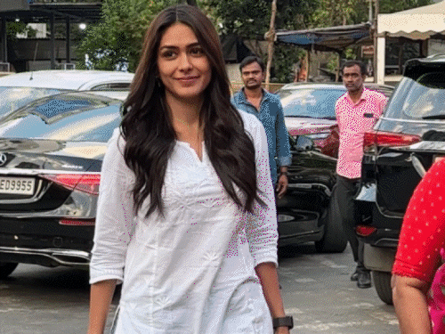 Celebs noticed, Mrunal Thakur reached Siddhivinayak temple | सेलेब्स स्पॉटेड- मृणाल ठाकुर सिद्धिविनायक मंदिर पहुंचीं: फिल्म प्रमोट करने निकलीं विद्या बालन; नोरा फतेही और बिपाशा बसु भी दिखीं