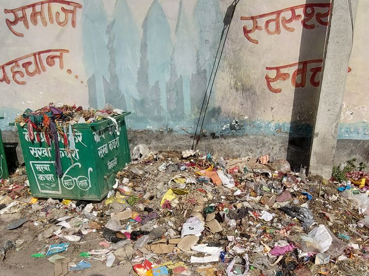 Pile of garbage on the roadside in Kardhana village | करधना गांव में ...