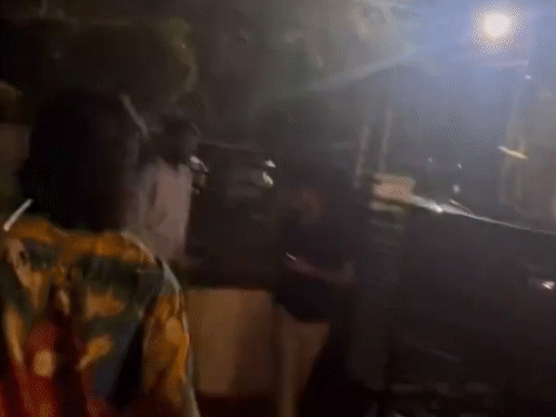 Allu Arjun Birthday Video; Greets Followers Exterior Hyderabad Jubilee Hills Home | आधी रात में फैंस से मिले अल्लू अर्जुन: एक्टर के बर्थडे पर घर के बाहर पेड़ों पर चढ़े और सड़क पर दौड़ते दिखे फैंस
