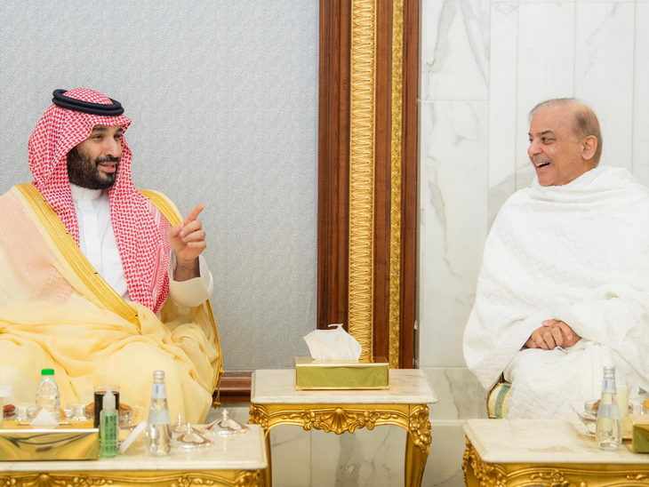 Kashmir Dispute; Pakistan PM Shehbaz Sharif Saudi Prince Salman MBS Meeting Update | IND PAK | सऊदी प्रिंस ने पाकिस्तानी PM से कश्मीर पर बात की: बिन सलमान ने शहबाज से कहा- बातचीत से विवाद सुलझाएं, यह शांति के लिए जरूरी