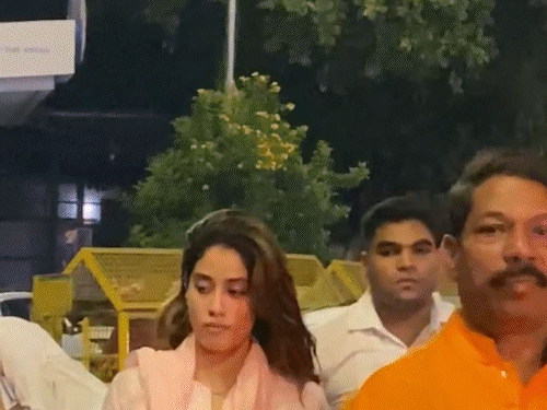 Janhvi Kapoor reached Siddhivinayak temple | सिद्धिविनायक मंदिर पहुंचीं जान्हवी कपूर: मंदिर परिसर में नंगे पैर नजर आईं, ट्रेडिशनल लुक में दिखीं एक्ट्रेस