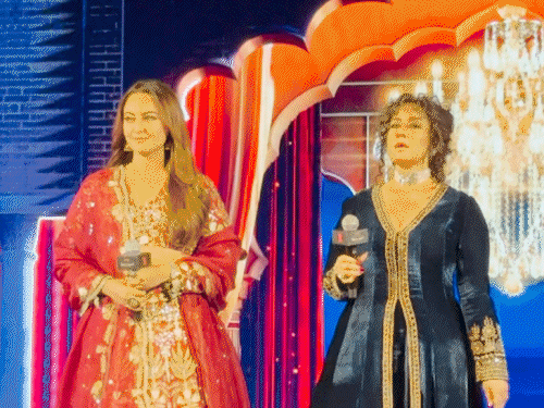 Heeramandi Trailer Launch Occasion: sonakshi sinha, manisha koirala attain in royal look | हीरामंडी के ट्रेलर लॉन्च में पहुंचे सितारे: मनीषा कोइराला- सोनाक्षी ने मंच पर बोला डायलॉग, दिल्ली में हुए इवेंट में पहुंची स्टारकास्ट