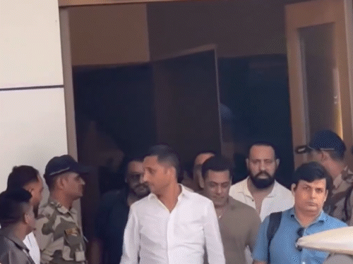 Salman, Akshay and Tiger noticed on the airport | एयरपोर्ट पर दिखे सलमान, अक्षय और टाइगर: मैदान की स्क्रीनिंग में पहुंचे सेलेब्स, फॉर्मल लुक में खूबसूरत दिखीं जान्हवी कपूर