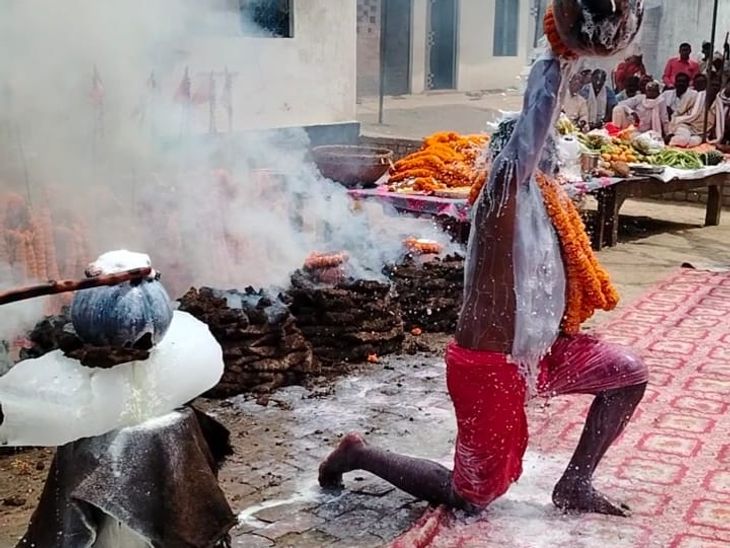 Hundreds of devotees prayed for Karha Puja in Harhua