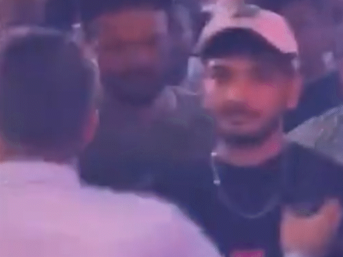 Eggs thrown at Munawar Farooqui | मुनव्वर फारूकी पर फेंके गए अंडे: रेस्टोरेंट के ओनर और स्टाफ से हुआ झगड़ा; इफ्तार पार्टी में शामिल होने पहुंचे थे कॉमेडियन