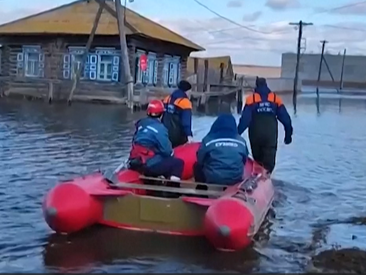 Floods wreak havoc in cities of Russia and Kazakhstan | रूस और कजाकिस्तान के शहरों में बाढ़ से तबाही: 1 लाख लोगों को घर खाली करना पड़ा; आरेनबर्ग शहर सबसे ज्यादा प्रभावित