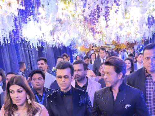 Anand Pandit Daughter Wedding ceremony Reception Photographs; Shah Rukh Khan | Taapsee Pannu Shilpa Raj | प्रोड्यूसर आनंद पंडित की बेटी की रिसेप्शन पार्टी: डैशिंग लुक में दिखे शाहरुख खान; शिल्पा, तापसी और भूमि पेडनेकर समेत कई एक्ट्रेसेस नजर आईं