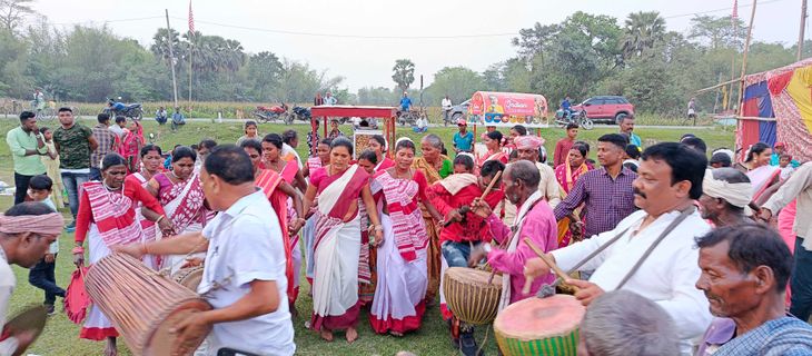 People of the tribal community danced to the traditional musical ...