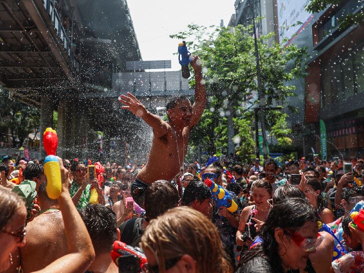 Songkran Water Festival celebrated in Thailand | थाईलैंड में मनाया गया सोंगक्रन वॉटर फेस्टिवल: लोगों ने प्लास्टिक की बंदूकों और पानी भरी बाल्टियों से वाटर फाइट की