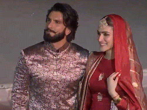 Ranveer singh and Kriti sanon attended the ‘Dharohar Kashi Ki’ occasion | बनारस के नमो घाट पर पहुंचे रणवीर और कृति: ‘धरोहर काशी की’ इवेंट में मनीष मल्होत्रा के लिए किया रैंप वॉक