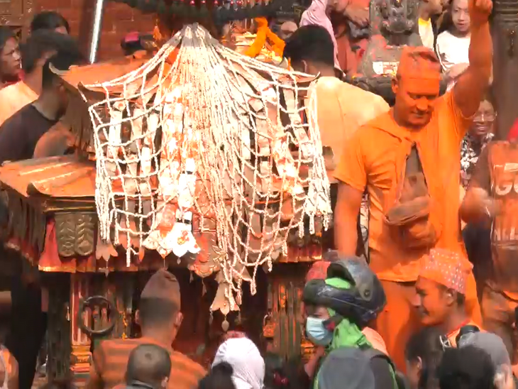 Sindoor Jatra festival celebrated in Nepal | नेपाल में मनाया गया सिंदूर जात्रा उत्सव: पारंपरिक वाद्ययंत्रों की थाप पर नाचे भक्त; एक-दूसरे को सिंदूर लगाया