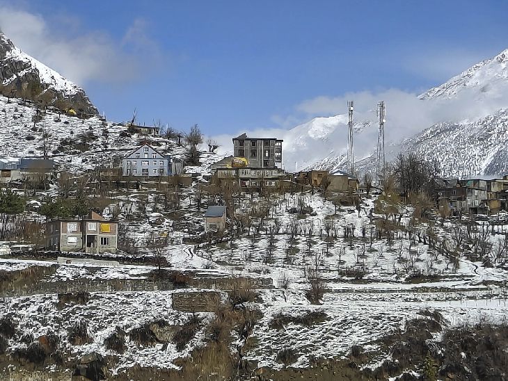 Late evening snowfall in Lahaul Spiti, Himachal Pradesh | हिमाचल के लाहौल और स्पीति में बर्फबारी: लगभग 100 रास्ते बंद; कई इलाकों में बिजली और पानी की सप्लाई ठप