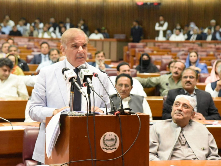 Pakistan National Assembly Shoes Robbery Case; Jumma Ki Namaz | Pakistan Crisis | पाकिस्तान की संसद से सांसदों-पत्रकारों के 20 जोड़ी जूते चोरी: परिसर की मस्जिद में नमाज पढ़ रहे थे; स्पीकर ने जांच के आदेश दिए