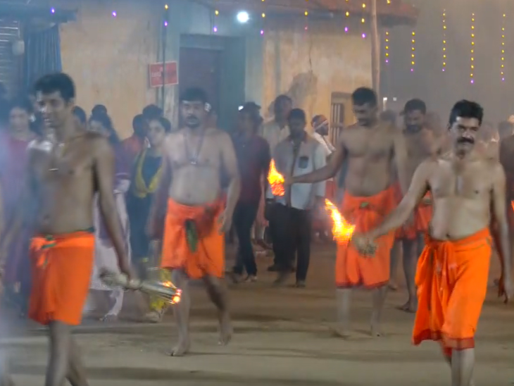 Villagers throw burning coconut shells at each other, the festival is dedicated to Goddess Durga | अग्नि केली त्योहार: ग्रामीण एक-दूसरे पर फेंकते हैं जलते नारियल के छिलके; देवी दुर्गा की करते हैं अराधना
