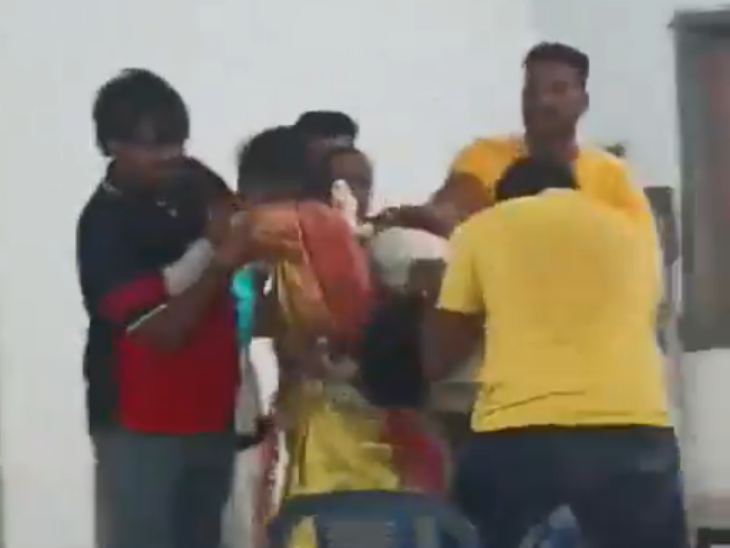 Attempt to kidnap the bride from the mandap | मंडप से दुल्हन को किडनैप करने की कोशिश: आंध्र प्रदेश की घटना; लड़की के परिजनों ने लड़के वालों पर मिर्ची पाउडर से हमला किया