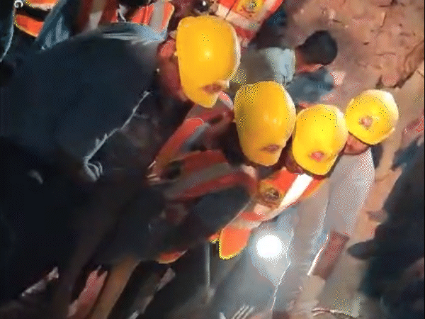 Two houses collapsed, an old man died under the debris